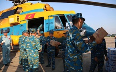 Trực thăng chở thêm 4 tấn hàng cứu trợ người dân vùng lũ Điện Biên