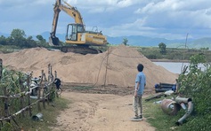 Hơn 100 hộ dân khốn đốn vì mỏ cát chặn lối lên rẫy