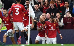 VAR 'trao' phạt đền phút 90+7, M.U thắng hú vía Burnley: HLV Amorim còn lâu mới hết lo