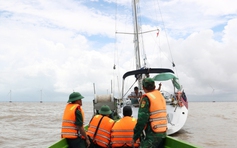 Du thuyền chở 3 thuyền viên nước ngoài bị hỏng máy trên vùng biển Cà Mau