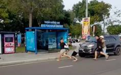 Hỗn chiến giữa 2 nhóm trông giữ xe tại quảng trường ở Gia Lai