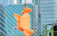 Người mẫu khóc vì thử thách chụp ảnh trên không trung