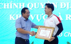 Chủ tịch UBND TP.HCM trao bằng khen cho chàng trai cứu sống 2 mẹ con dưới hồ bơi