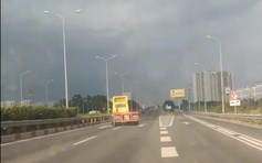 TP.HCM: Buồn vợ con, tài xế chạy xe đầu kéo lạng lách trên cao tốc