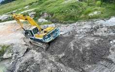 TP.HCM: Ngang nhiên đào đất ngay trụ cầu cao tốc Biên Hòa - Vũng Tàu