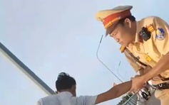 Khoảnh khắc CSGT TP.Huế cứu người định nhảy cầu, dân mạng khen nức nở