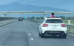 Trẻ em thò đầu ra khỏi xe trên cao tốc Vĩnh Hảo - Phan Thiết