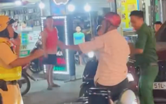 Clip người đàn ông hành hung một thanh niên xung phong ở TP.HCM: Công an vào cuộc