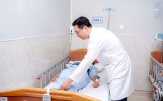 Gần như liệt 2 chân, người phụ nữ ngoại quốc hồi phục sau 2 ngày điều trị