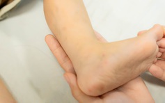 Cảnh báo nguy cơ trẻ lây bệnh tay chân miệng từ người lớn