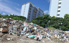 Bãi rác ngay khu lưu trú công nhân