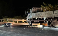 Người chạy xe máy tử vong sau khi va chạm ô tô tải đỗ bên đường