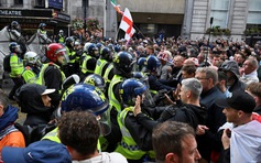 Đụng độ dữ dội trong cuộc biểu tình chống nhập cư tại London