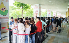 Hơn 4.000 người xếp hàng mua mô hình nghệ thuật tại TP.HCM