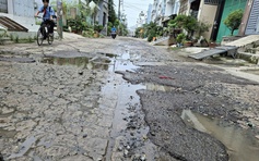 Đường vào trường học xuống cấp, ngập nước