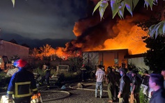 Cháy kho phế liệu, cột khói cao hàng chục mét