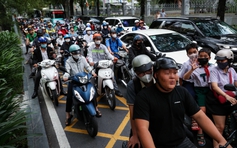 Cho rẽ phải khi đèn đỏ ở TP.HCM: Không ai nhường, người đi đường bức xúc