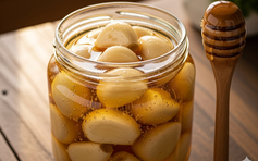 1 muỗng tỏi ngâm mật ong mỗi ngày: Điều gì xảy ra với đường huyết và huyết áp?