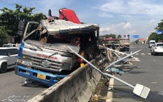 Ô tô đầu kéo có gắn cần cẩu lao thẳng vào dải phân cách trên quốc lộ 51
