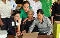 Cụ bà Ê Đê ở Đắk Lắk 'chưa từng nghĩ có ngày bán hàng qua điện thoại'