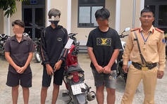 CSGT TP.HCM bắt giữ 3 thiếu niên cầm mã tấu đến trường học hẹn đánh nhau