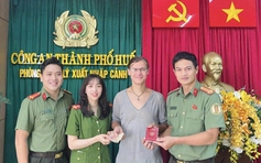 Du khách Nga vui mừng nhận lại hộ chiếu đánh rơi trước giờ xuất cảnh