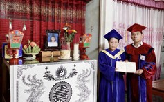 Khoảnh khắc nghẹn lòng: Mẹ nhận bằng tốt nghiệp thay con gái đã mất