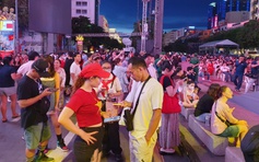 Dòng người đổ về phố đi bộ chờ xem pháo hoa mừng Quốc khánh 2.9