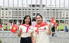 Rạng rỡ xuống phố hòa mình vào không khí của ngày Tết độc lập