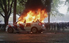 Đụng độ căng thẳng tại Hà Lan, người biểu tình đốt xe cảnh sát