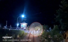 Nhân viên gác chắn đường sắt liều mình cứu người đàn ông thoát chết trong gang tấc