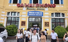 Hơn 180 cán bộ Hải Phòng đi làm bằng tàu hỏa từ sáng sớm