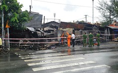 Cháy chợ Xuân Thới Sơn: Tiểu thương mất sạch vốn liếng, co ro bán hàng dưới mưa