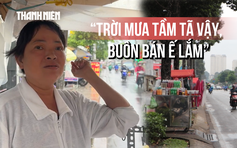 Mưa lớn từ sáng sớm ở TP.HCM, tiểu thương than buôn bán ế ẩm