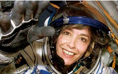 Nữ phi hành gia Pháp đầu tiên bay vào vũ trụ nói về văn hóa đọc