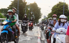 TP.HCM: Xe máy chạy rần rần trên vỉa hè, lo ngại 'nuốt' làn riêng cho xe đạp