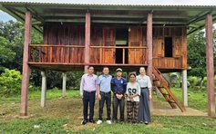 Tặng nhà nhân ái cho đôi vợ chồng trẻ ở xã Ba Lòng