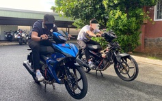 Chạy xe máy bằng 1 bánh tốc độ 100 km/giờ ở TP.HCM rồi đăng clip lên Facebook