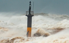 Bão số 10: Dùng drone tìm kiếm 3 thuyền viên mất tích trong vụ 2 tàu cá bị chìm ở Quảng Trị