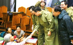 Phó thủ tướng Trần Hồng Hà thăm người dân ở khu tránh trú bão của Hà Tĩnh