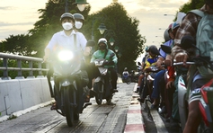 Phạt nặng để không còn thói quen xấu xe máy leo vỉa hè