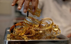 Vàng tăng mạnh, giá cổ phiếu giảm khi nhà đầu tư tìm kiếm sự an toàn