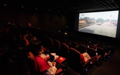 Gần 10.000 người xem diễu binh trong rạp chiếu phim