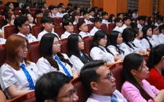 Một trường đại học tiếp nhận gần 3,5 tỉ đồng học bổng trong ngày khai giảng