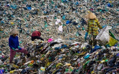 Người miền Tây mưu sinh: Ba thế hệ bám trụ bãi rác, từng ngất xỉu vì mùi hôi nồng nặc