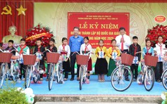 Lãnh đạo T.Ư Đoàn trao học bổng cho học sinh biên giới, vùng xa