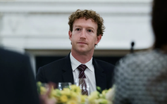 Mark Zuckerberg kiện Mark Zuckerberg vì bị khóa Facebook 5 lần