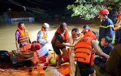 Lâm Đồng: Cứu hộ nhiều người dân bị mắc kẹt trong ngập lụt