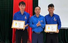 Trao huy hiệu 'Tuổi trẻ dũng cảm' cho 2 đoàn viên cứu người bị đuối nước