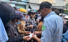 'Chợ lá' có gì mà nhiều người xếp hàng dài từ sáng sớm để tham gia?